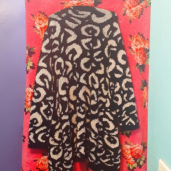 Black and White long Sweater 1X Women's - Picture 3 of 4